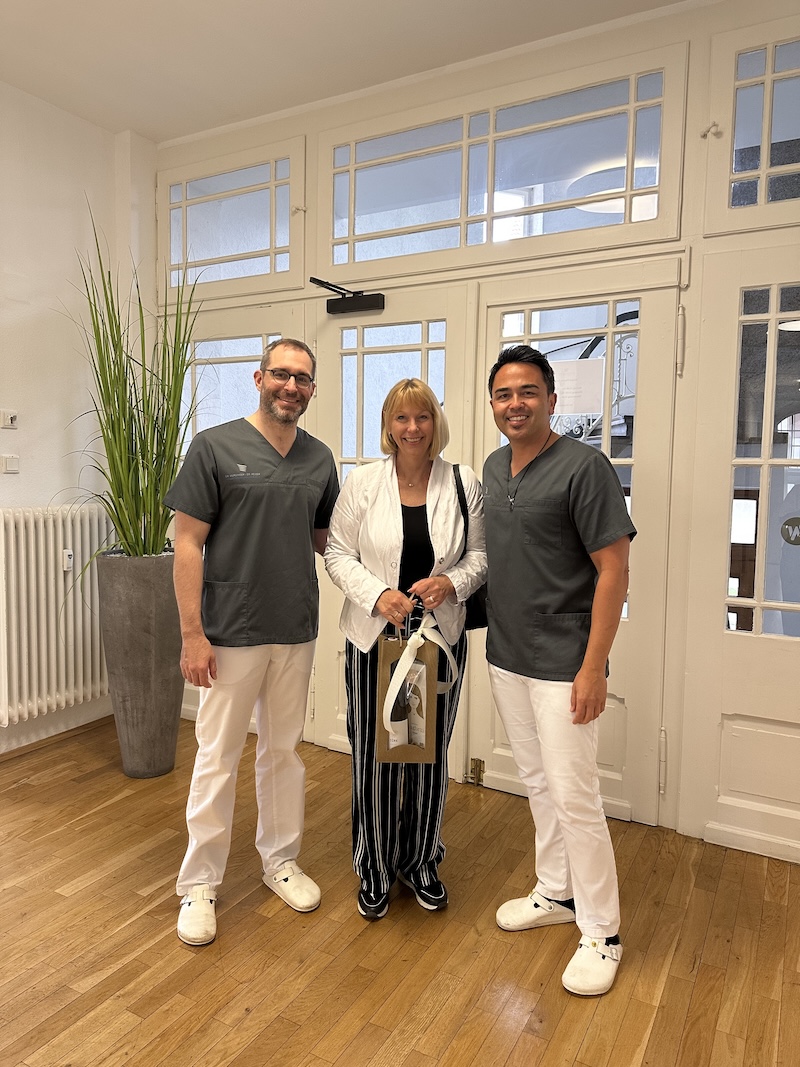 Patient lächelt nach einer Behandlung in der Praxis